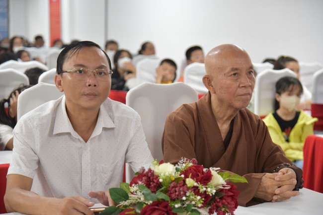 The 8th One-Day Retreat, and giving gifts on Mid-autumn Festival at Minh Chat ashram in Can Tho