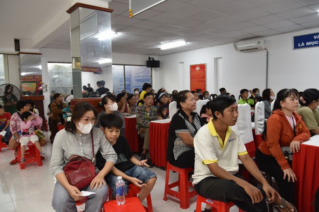 The 8th One-Day Retreat, and giving gifts on Mid-autumn Festival at Minh Chat ashram in Can Tho