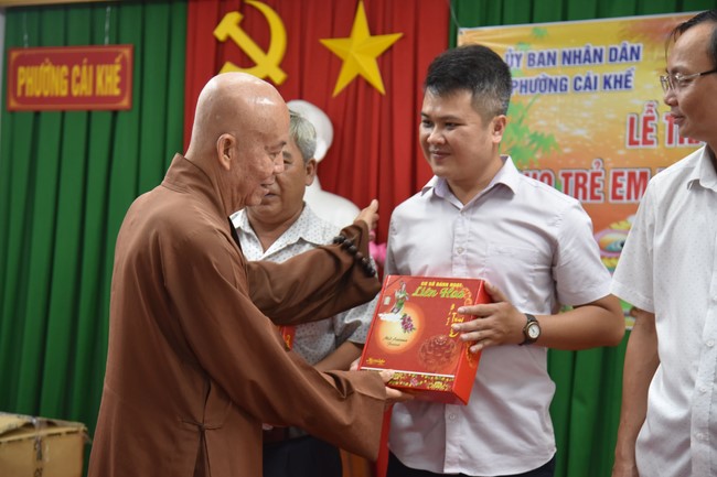 The 8th One-Day Retreat, and giving gifts on Mid-autumn Festival at Minh Chat ashram in Can Tho