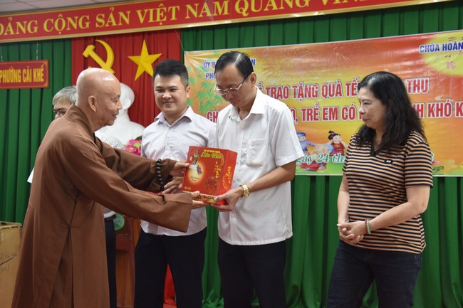 The 8th One-Day Retreat, and giving gifts on Mid-autumn Festival at Minh Chat ashram in Can Tho