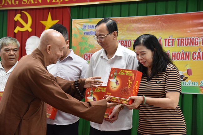 The 8th One-Day Retreat, and giving gifts on Mid-autumn Festival at Minh Chat ashram in Can Tho