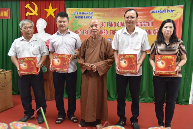 The 8th One-Day Retreat, and giving gifts on Mid-autumn Festival at Minh Chat ashram in Can Tho