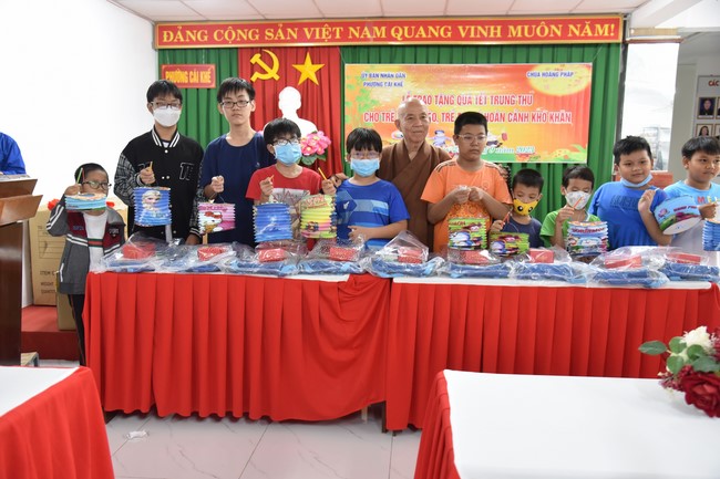 The 8th One-Day Retreat, and giving gifts on Mid-autumn Festival at Minh Chat ashram in Can Tho