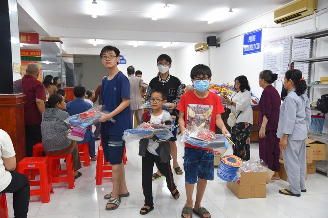 The 8th One-Day Retreat, and giving gifts on Mid-autumn Festival at Minh Chat ashram in Can Tho