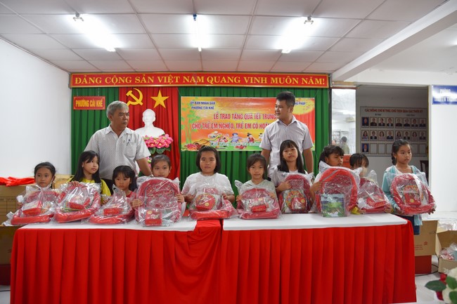 The 8th One-Day Retreat, and giving gifts on Mid-autumn Festival at Minh Chat ashram in Can Tho