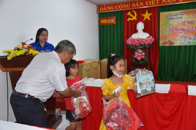 The 8th One-Day Retreat, and giving gifts on Mid-autumn Festival at Minh Chat ashram in Can Tho