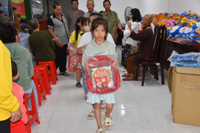 The 8th One-Day Retreat, and giving gifts on Mid-autumn Festival at Minh Chat ashram in Can Tho