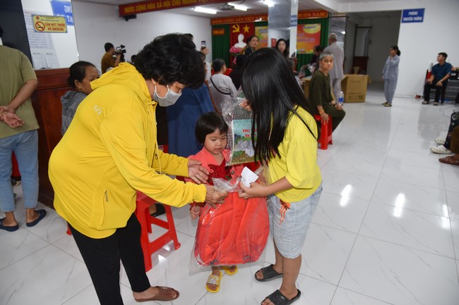 The 8th One-Day Retreat, and giving gifts on Mid-autumn Festival at Minh Chat ashram in Can Tho
