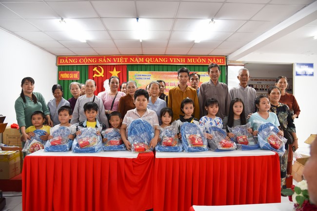 The 8th One-Day Retreat, and giving gifts on Mid-autumn Festival at Minh Chat ashram in Can Tho