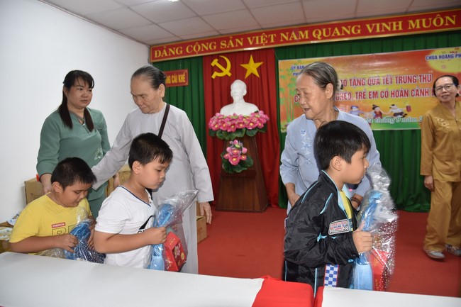 The 8th One-Day Retreat, and giving gifts on Mid-autumn Festival at Minh Chat ashram in Can Tho