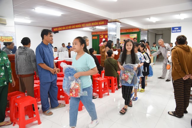 The 8th One-Day Retreat, and giving gifts on Mid-autumn Festival at Minh Chat ashram in Can Tho