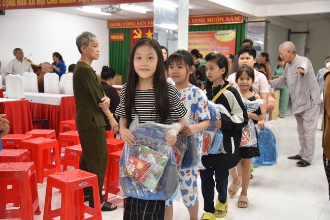 The 8th One-Day Retreat, and giving gifts on Mid-autumn Festival at Minh Chat ashram in Can Tho