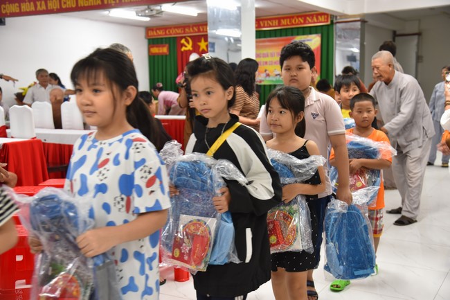 The 8th One-Day Retreat, and giving gifts on Mid-autumn Festival at Minh Chat ashram in Can Tho