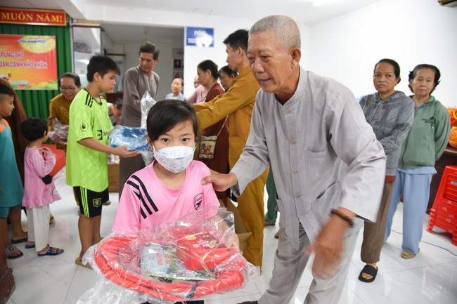 The 8th One-Day Retreat, and giving gifts on Mid-autumn Festival at Minh Chat ashram in Can Tho