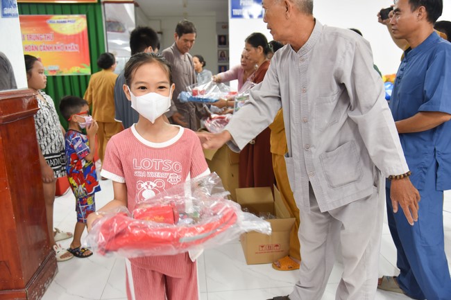 The 8th One-Day Retreat, and giving gifts on Mid-autumn Festival at Minh Chat ashram in Can Tho