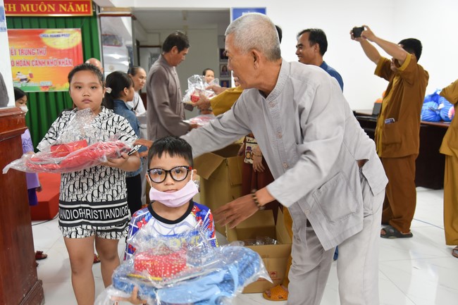 The 8th One-Day Retreat, and giving gifts on Mid-autumn Festival at Minh Chat ashram in Can Tho