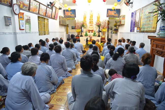 The 8th One-Day Retreat, and giving gifts on Mid-autumn Festival at Minh Chat ashram in Can Tho