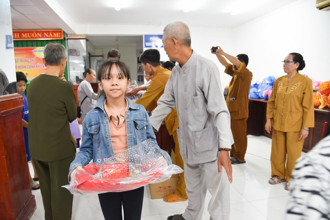 The 8th One-Day Retreat, and giving gifts on Mid-autumn Festival at Minh Chat ashram in Can Tho