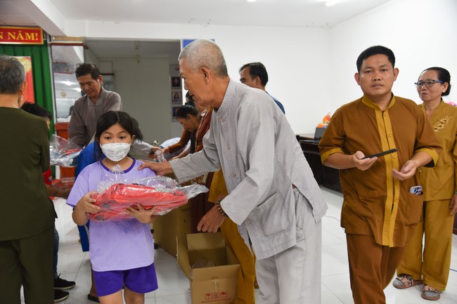 The 8th One-Day Retreat, and giving gifts on Mid-autumn Festival at Minh Chat ashram in Can Tho