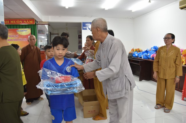 The 8th One-Day Retreat, and giving gifts on Mid-autumn Festival at Minh Chat ashram in Can Tho