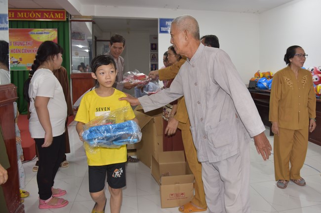 The 8th One-Day Retreat, and giving gifts on Mid-autumn Festival at Minh Chat ashram in Can Tho