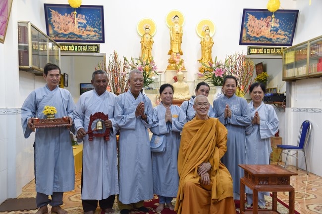 The 8th One-Day Retreat, and giving gifts on Mid-autumn Festival at Minh Chat ashram in Can Tho