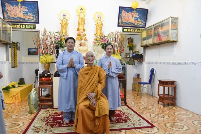 The 8th One-Day Retreat, and giving gifts on Mid-autumn Festival at Minh Chat ashram in Can Tho