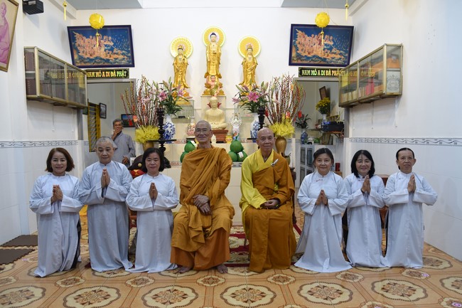 The 8th One-Day Retreat, and giving gifts on Mid-autumn Festival at Minh Chat ashram in Can Tho
