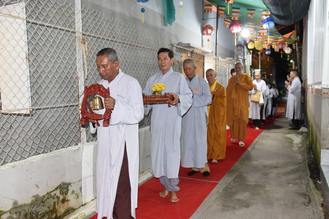 The 8th One-Day Retreat, and giving gifts on Mid-autumn Festival at Minh Chat ashram in Can Tho