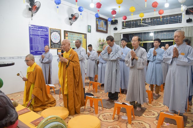 The 8th One-Day Retreat, and giving gifts on Mid-autumn Festival at Minh Chat ashram in Can Tho