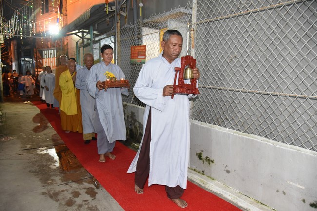 The 8th One-Day Retreat, and giving gifts on Mid-autumn Festival at Minh Chat ashram in Can Tho