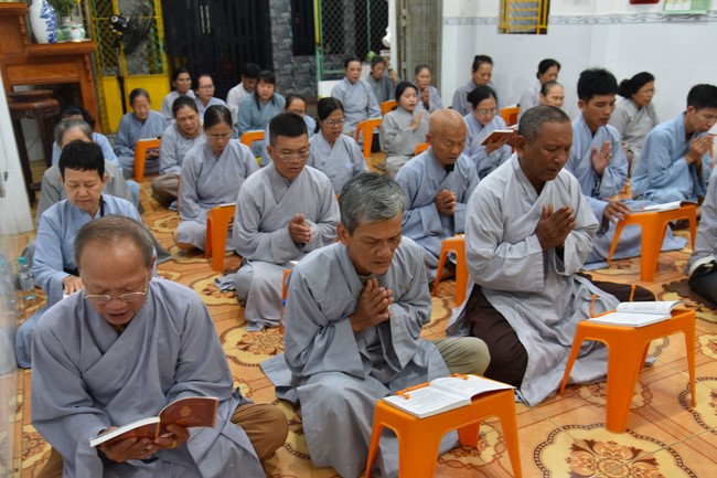 The 8th One-Day Retreat, and giving gifts on Mid-autumn Festival at Minh Chat ashram in Can Tho