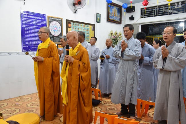 The 8th One-Day Retreat, and giving gifts on Mid-autumn Festival at Minh Chat ashram in Can Tho
