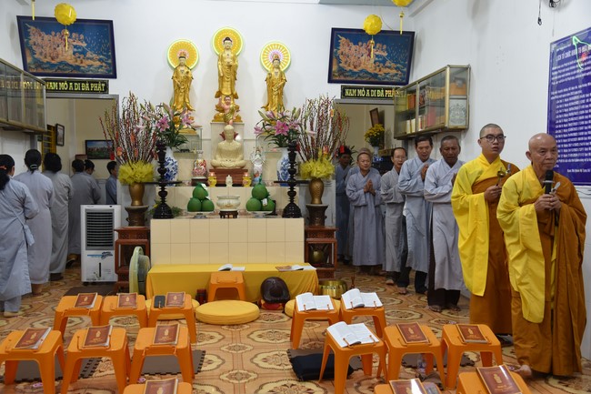 The 8th One-Day Retreat, and giving gifts on Mid-autumn Festival at Minh Chat ashram in Can Tho