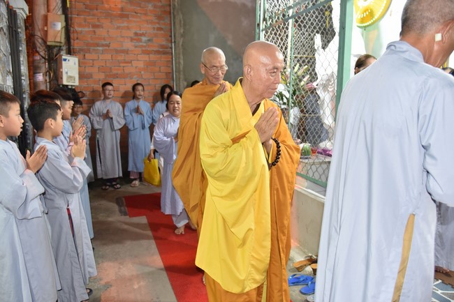The 8th One-Day Retreat, and giving gifts on Mid-autumn Festival at Minh Chat ashram in Can Tho
