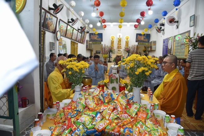 The 8th One-Day Retreat, and giving gifts on Mid-autumn Festival at Minh Chat ashram in Can Tho