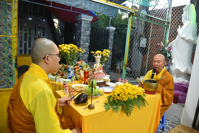 The 8th One-Day Retreat, and giving gifts on Mid-autumn Festival at Minh Chat ashram in Can Tho