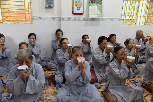 The 8th One-Day Retreat, and giving gifts on Mid-autumn Festival at Minh Chat ashram in Can Tho