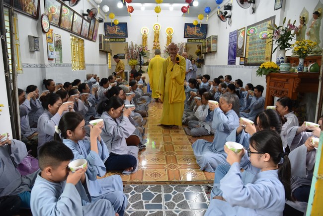 The 8th One-Day Retreat, and giving gifts on Mid-autumn Festival at Minh Chat ashram in Can Tho