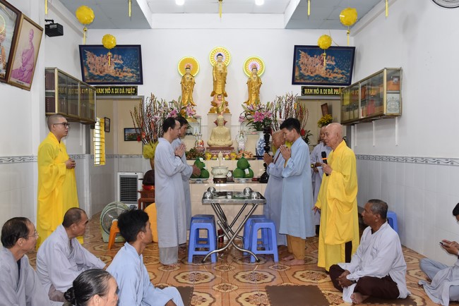 The 8th One-Day Retreat, and giving gifts on Mid-autumn Festival at Minh Chat ashram in Can Tho