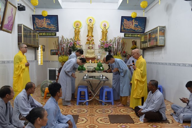 The 8th One-Day Retreat, and giving gifts on Mid-autumn Festival at Minh Chat ashram in Can Tho