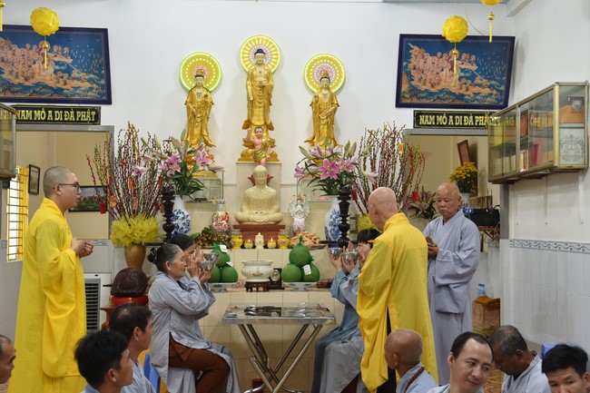 The 8th One-Day Retreat, and giving gifts on Mid-autumn Festival at Minh Chat ashram in Can Tho