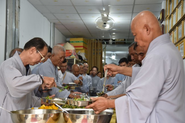 The 8th One-Day Retreat, and giving gifts on Mid-autumn Festival at Minh Chat ashram in Can Tho