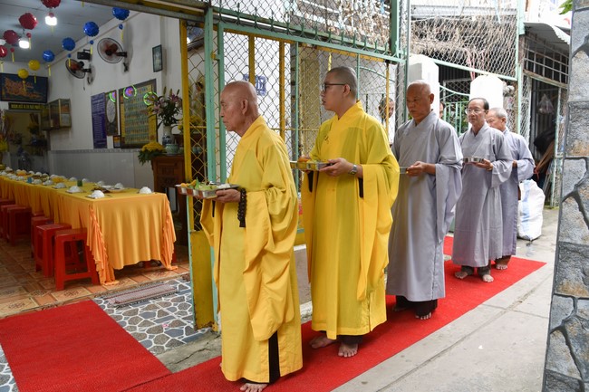 The 8th One-Day Retreat, and giving gifts on Mid-autumn Festival at Minh Chat ashram in Can Tho