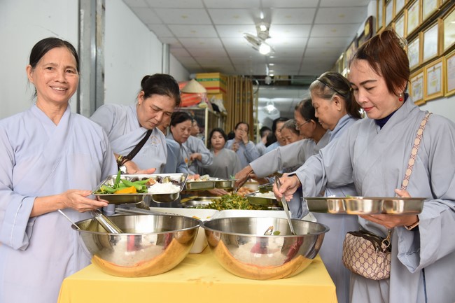 The 8th One-Day Retreat, and giving gifts on Mid-autumn Festival at Minh Chat ashram in Can Tho