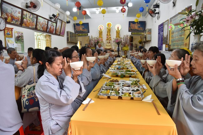 The 8th One-Day Retreat, and giving gifts on Mid-autumn Festival at Minh Chat ashram in Can Tho