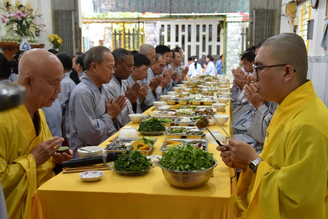 The 8th One-Day Retreat, and giving gifts on Mid-autumn Festival at Minh Chat ashram in Can Tho