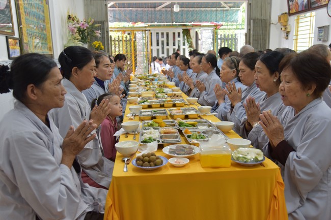 The 8th One-Day Retreat, and giving gifts on Mid-autumn Festival at Minh Chat ashram in Can Tho