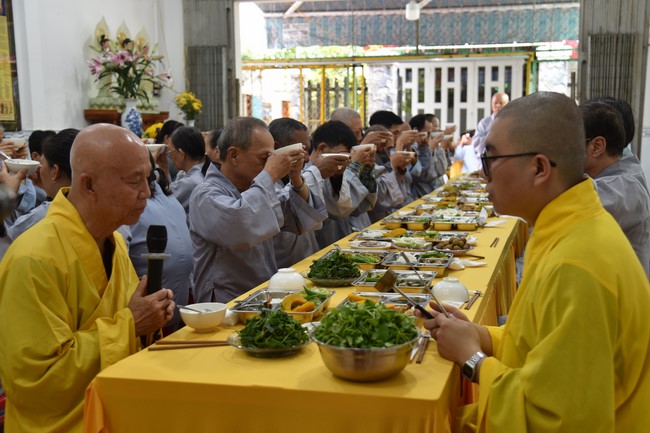 The 8th One-Day Retreat, and giving gifts on Mid-autumn Festival at Minh Chat ashram in Can Tho