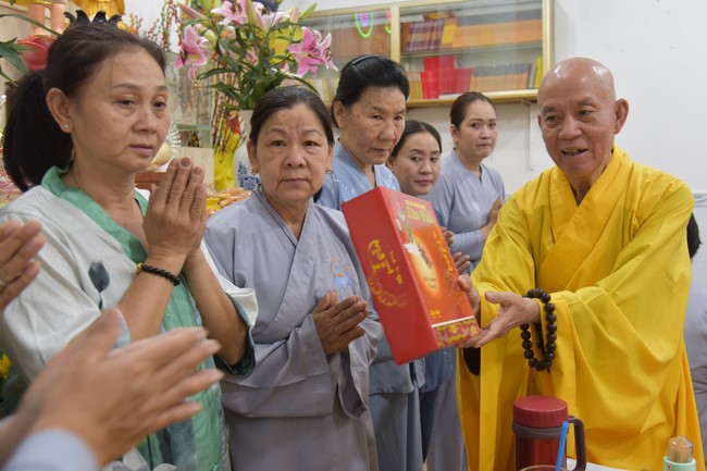 The 8th One-Day Retreat, and giving gifts on Mid-autumn Festival at Minh Chat ashram in Can Tho